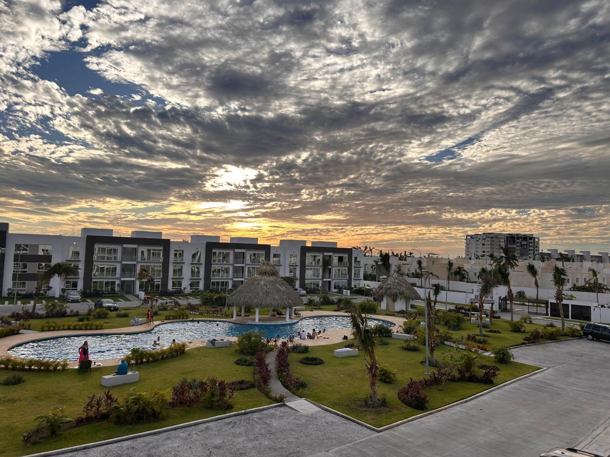 Hermoso Con Club De Playa Apartamento